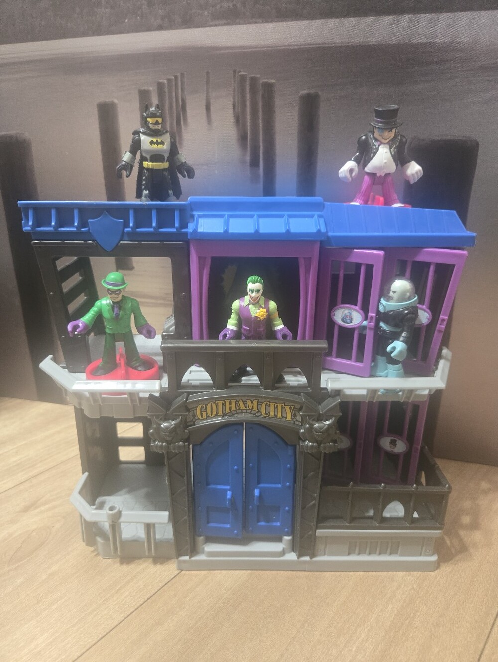 Batman Gotham City Playset Fisher Price Freeze Riddler Penguin Imaginext